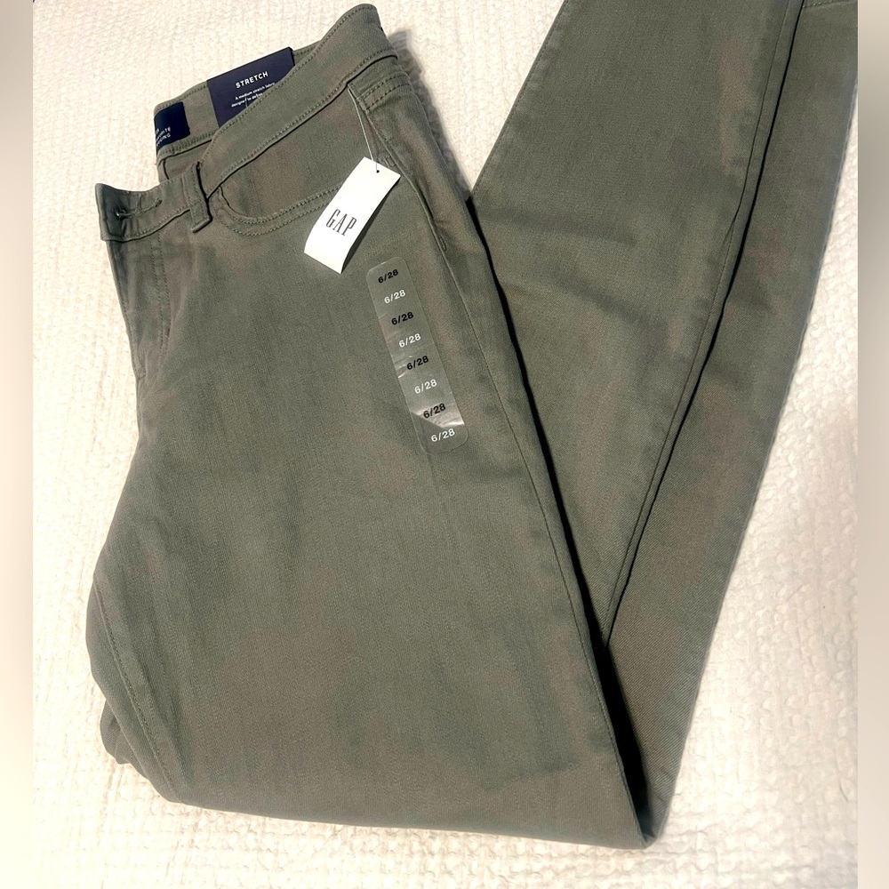 NWT Gap women’s Denim Favorite Olive green Jegging Size 6/28
